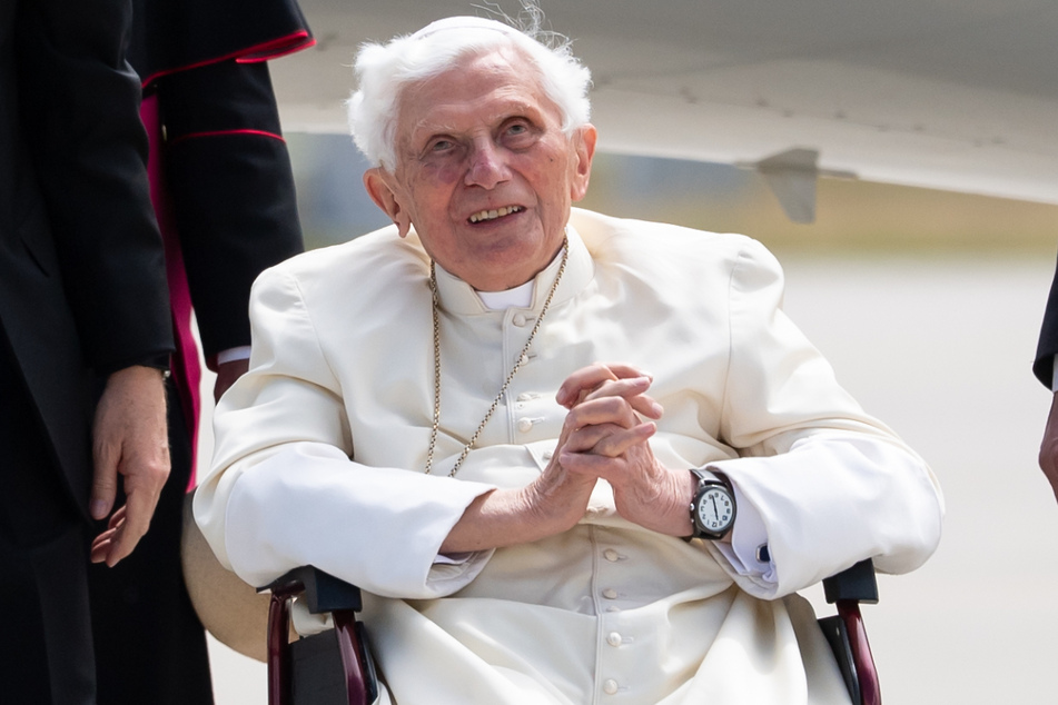 Der emeritierte Papst Benedikt XVI. (93) sitzt bei seiner letzten Deutschland-Reise Mitte Juni am Flughafen München in seinem Rollstuhl.