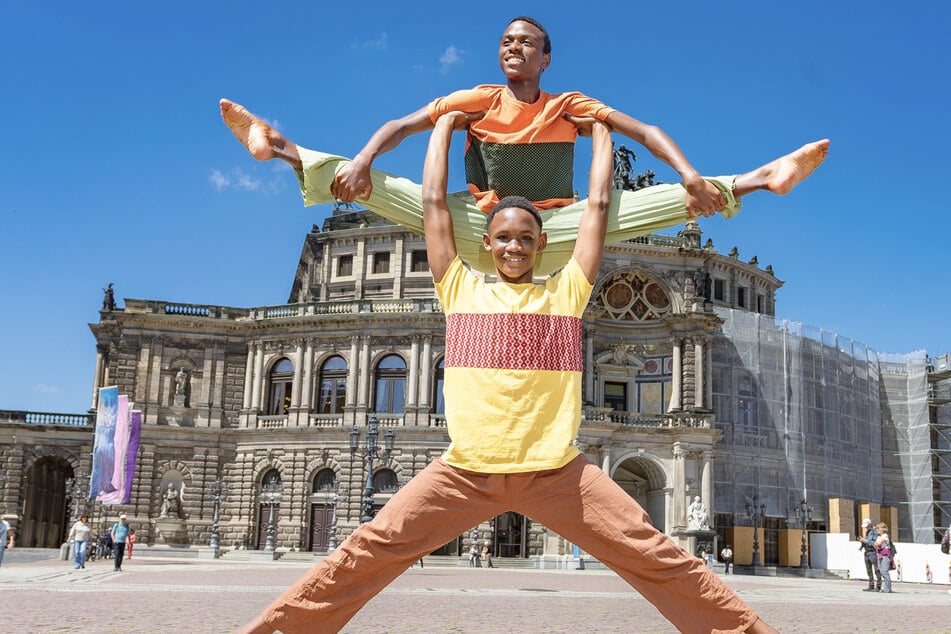 Heute tanzen sie noch davor, später vielleicht einmal als Profis auf der Bühne der Semperoper: Sizo (13, o.) und Nkosi (16) aus Südafrika zeigen noch einmal ihre Wettbewerbs-Moves bei einem Tagestrip in die sächsische Landeshauptstadt.