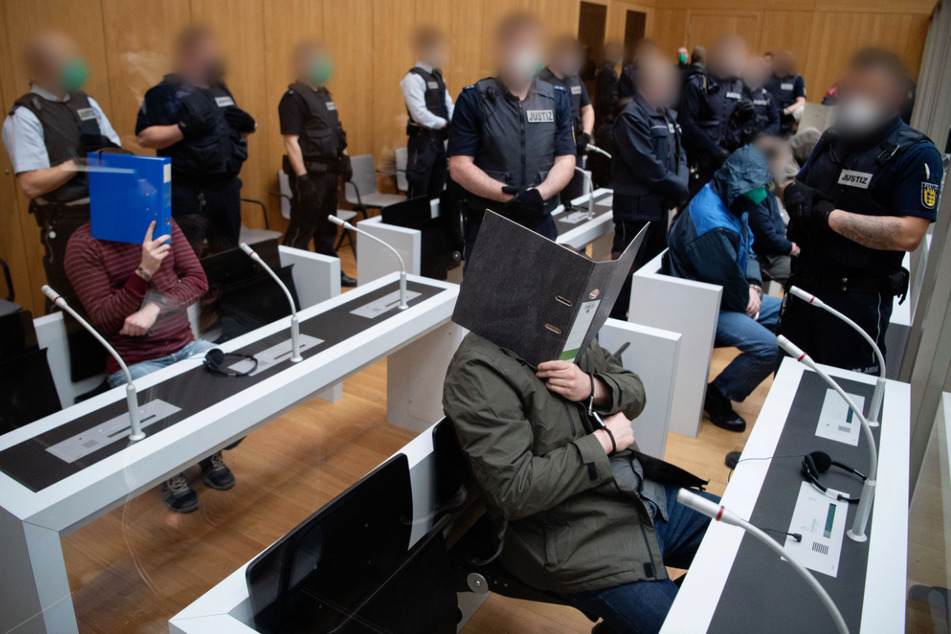 Einige der Angeklagten sitzen in Anwesenheit von Justizbeamten kurz vor Beginn des Prozesses gegen die rechtsterroristische Vereinigung "Gruppe S." in einem Saal im Oberlandesgericht Stuttgart-Stammheim.