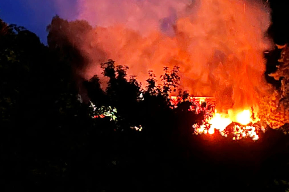 Wohnhaus-Brand in der Odenwald-Gemeinde Lautertal: Die Flammen schlugen hoch in den Himmel.