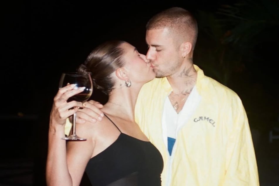 Hailey Bieber says that she and Justin (r.) are taking their marriage "a day at a time."