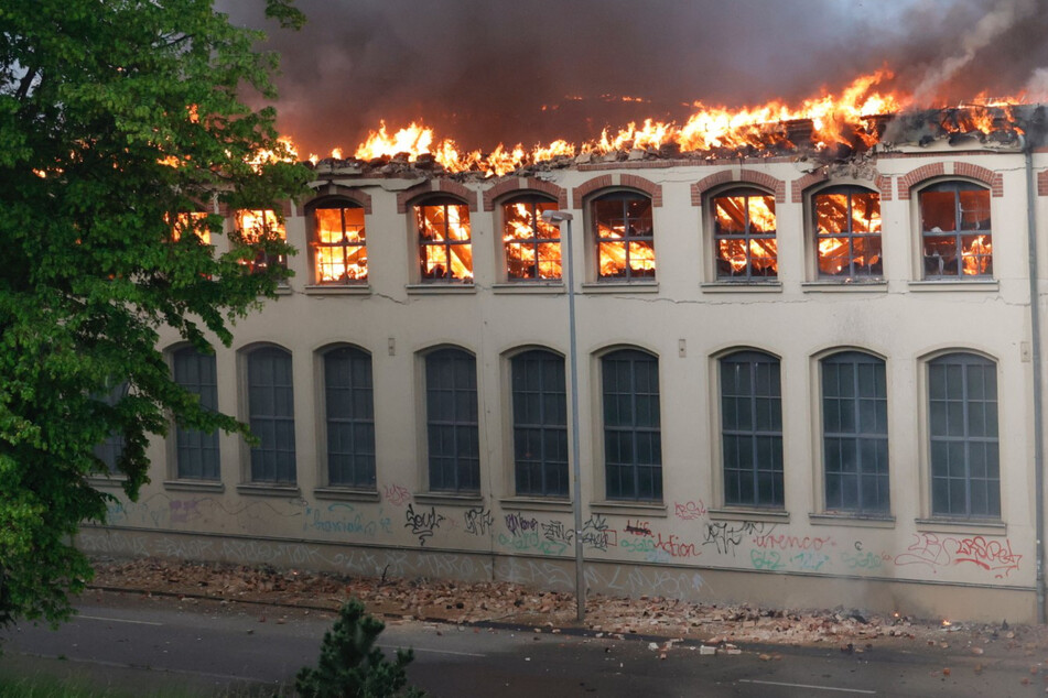 Eine Gießerei auf der Schönherrstraße steht in Flammen. Das Feuer brach am Freitagabend aus
