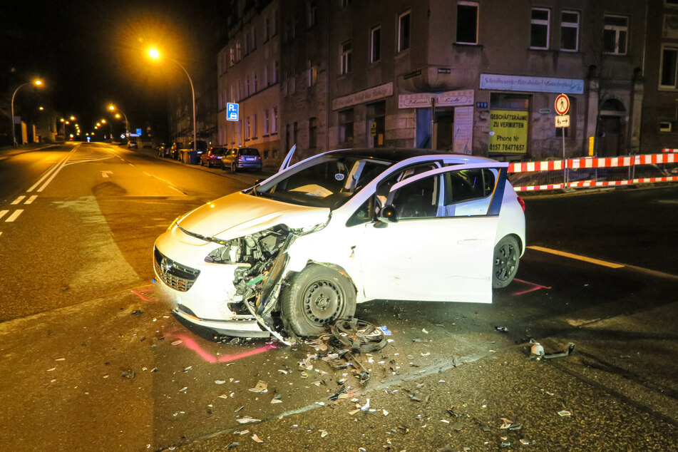 Am Mittwochabend sind ein Opel und ein VW in Aue auf der Schwarzenberger Straße zusammengestoßen.