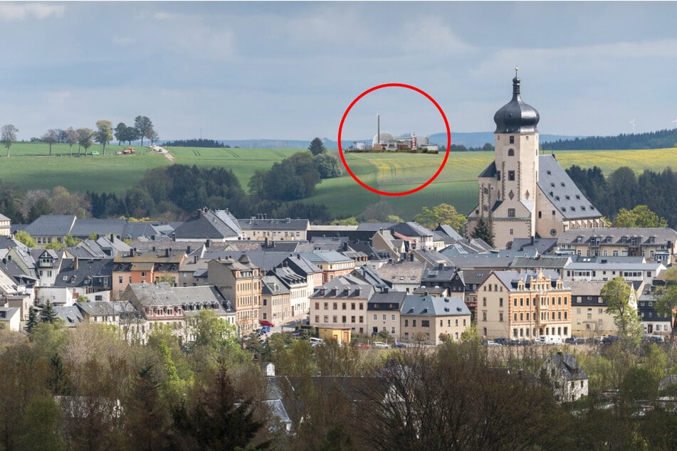 Die Fotomontage zeigt, wie man sich die in unmittelbarer Grenznähe geplante Atomanlage bildlich vorstellen kann. Dafür wurden ein Foto von Marienberg und vom stillgelegten Kernkraftwerk in Stade verwendet.