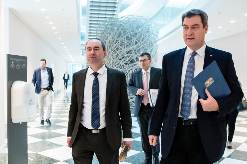 Hubert Aiwanger, Wirtschaftsminister und Landesvorsitzender der Freien Wähler in Bayern (l-r), Florian Herrmann (CSU), Leiter der bayerischen Staatskanzlei, und Markus Söder (CSU), Parteivorsitzender und Ministerpräsident von Bayern.