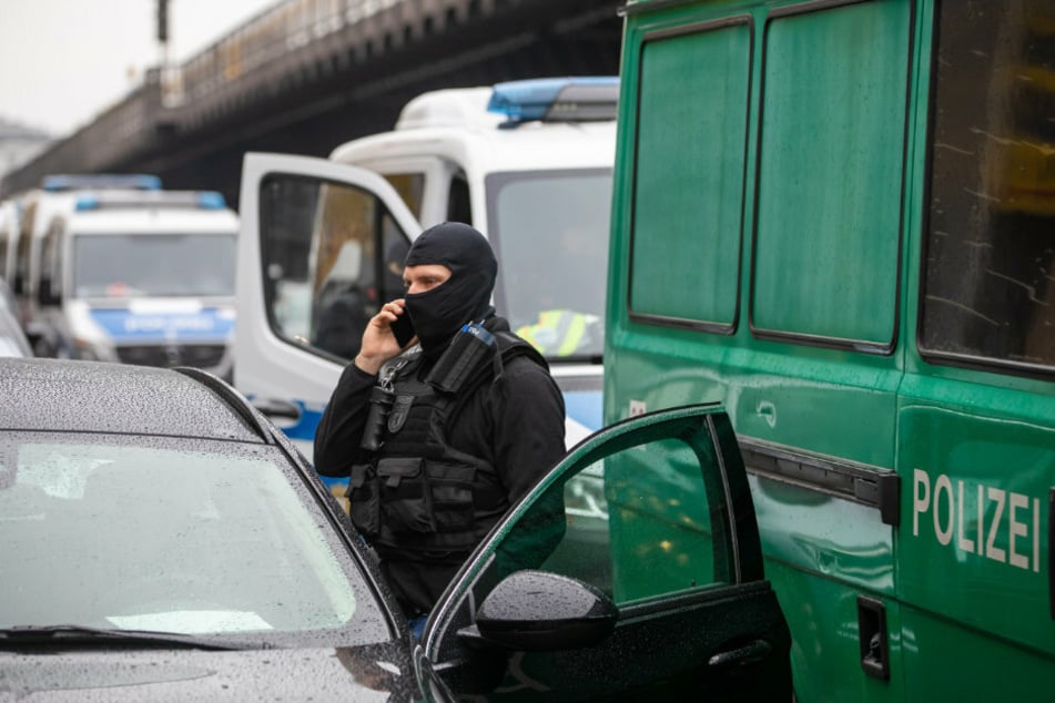 Die Anzahl der Polizeifahrzeuge verdeutlicht den Umfang der Razzia.