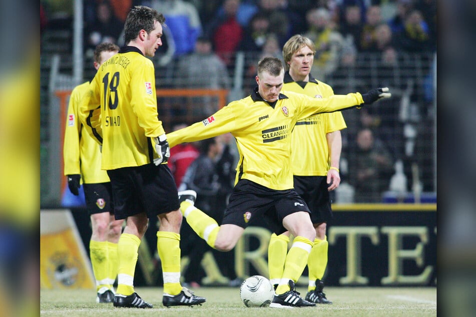 Klemen Lavric (heute 43, 2.v.r.) traf im Rückspiel der Saison 2004/05 per Freistoß gegen Aachen.