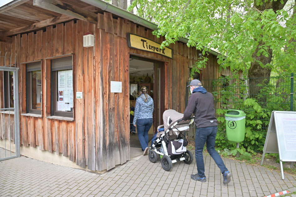 Ein Familienausflug in den Tierpark bringt mehr Freude als ein Bleistift.