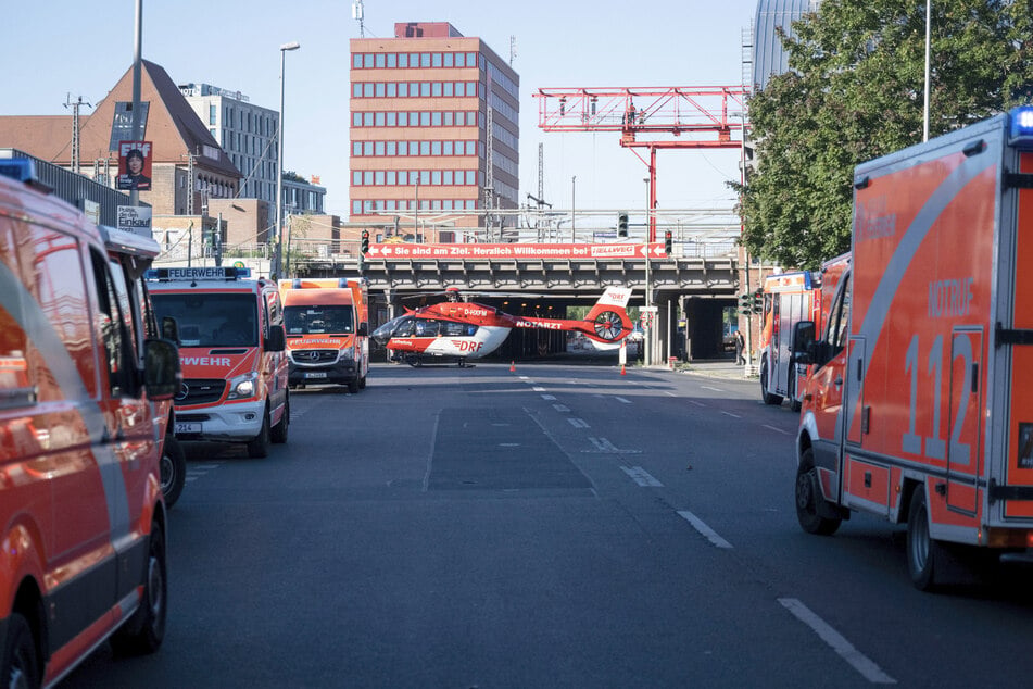 Auch ein Rettungshubschrauber ist vor Ort.