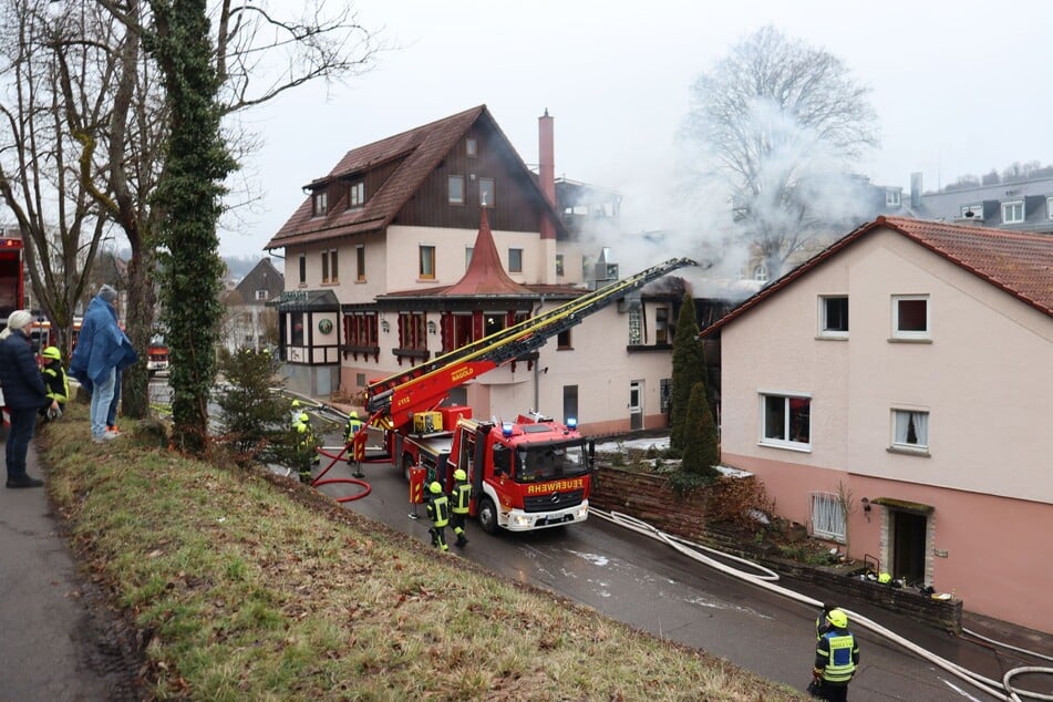 Die Feuerwehr konnte zwar den Brand schnell unter Kontrolle bringen, doch die Flammen richteten einen Millionenschaden an.