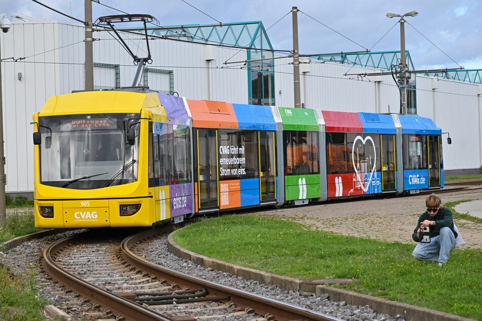 Diese Straßenbahn fährt künftig im Lulatsch-Look durch die Stadt.