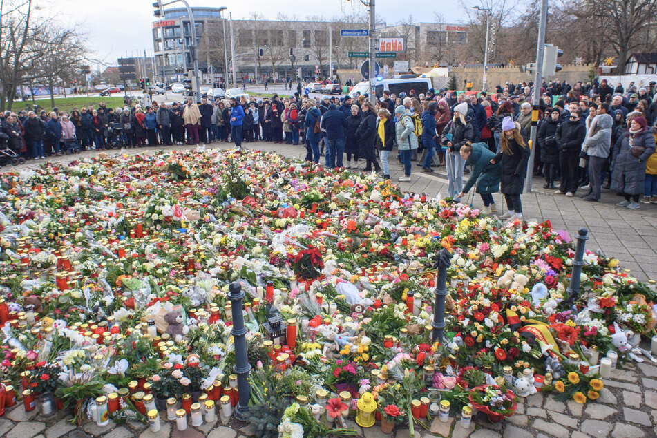 Nach dem Attentat von Magdeburg, bei dem Taleb A. in eine Menschenmenge auf dem Weihnachtsmarkt gerast war, legten zahlreiche Menschen Blumen zum Gedenken an die Opfer nieder.