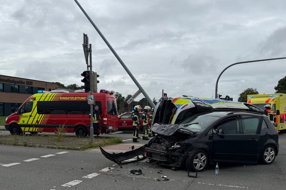 Vier Personen wurden bei dem Zusammenprall leicht verletzt.