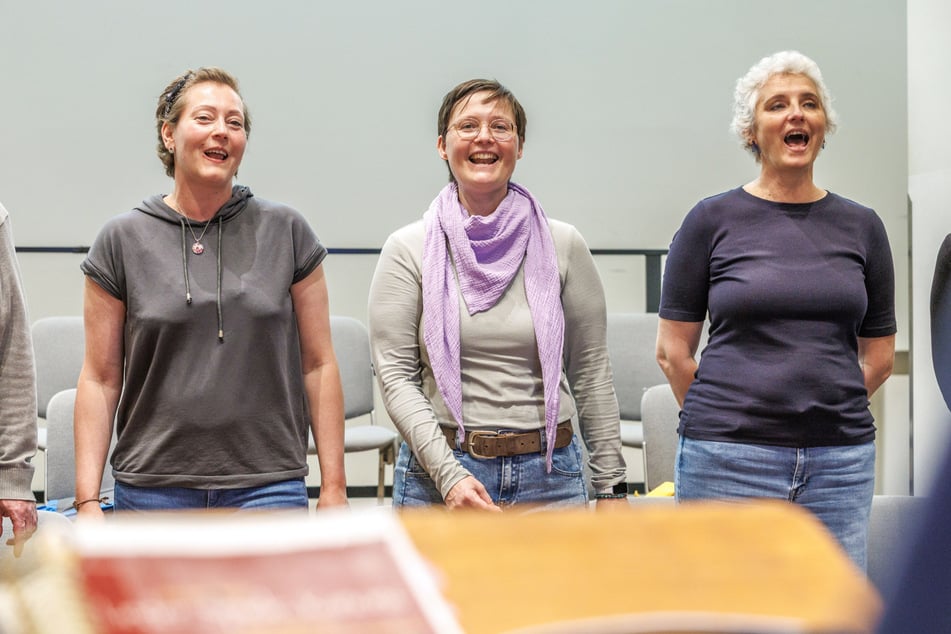 Vici (36, v.l.), Cathleen (50) und Kristiane genießen es, sich einfach dem Gesang hingeben zu können und einmal nicht über ihre Krebserkrankung nachdenken zu müssen.