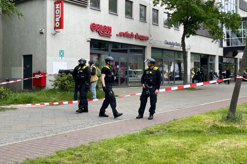 Polizisten sichern den Tatort und sperren den Bereich weiträumig ab.