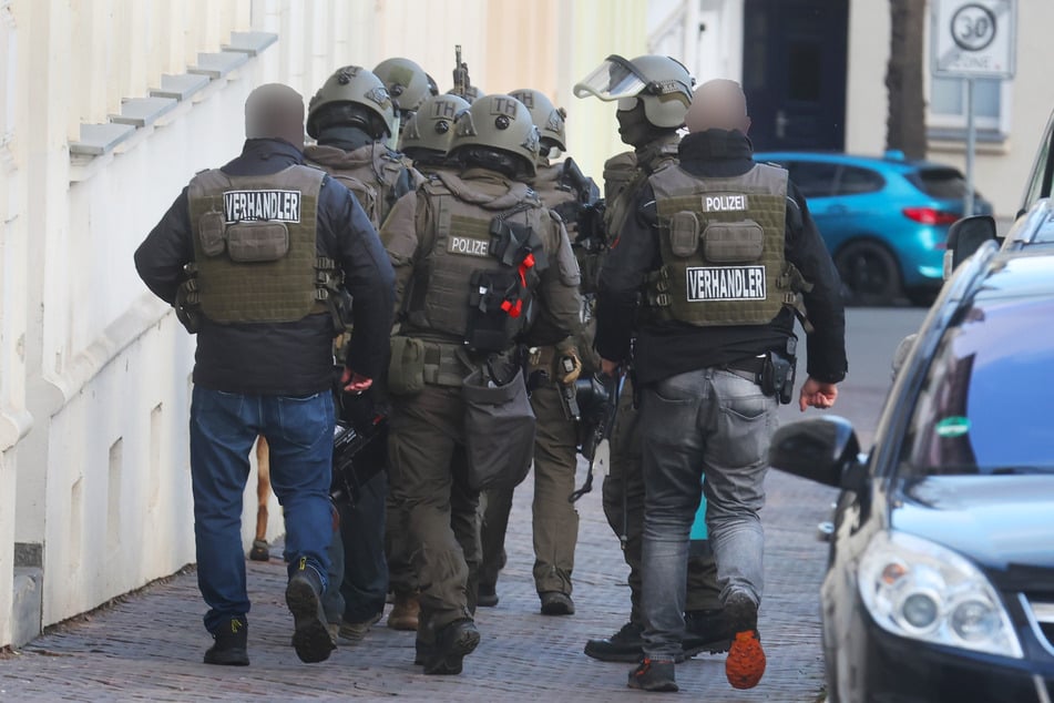 Nach dpa-Angaben sind Polizisten eines Spezialeinsatzkommandos (SEK) in der Altstadt in Gera im Einsatz.