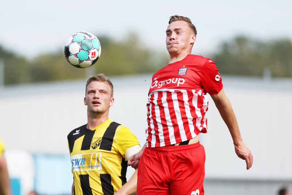 Mittelstürmer Lukas Krüger (24, r.) hat durch seinen Einsatz beim FSV Zwickau Drittliga-Erfahrung. Auch er könnte bald zu den Himmelblauen wechseln.