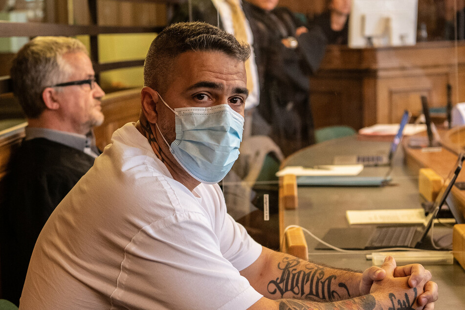 Anis Mohamed Youssef Ferchichi (42), bekannt als Rapper Bushido, sitzt zu Beginn eines Prozesses gegen den Chef einer bekannten arabischstämmigen Großfamilie in einem Gerichtssaal des Landgerichts