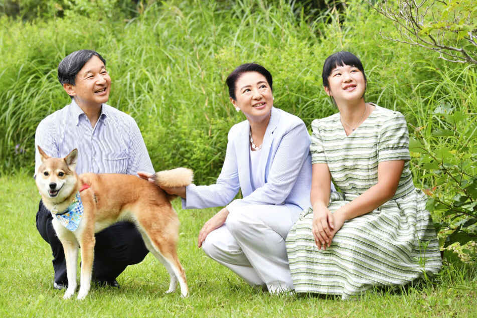 Der japanische Kaiser Naruhito (60) und seine Frau Masako (56) mit ihrer einzigen Tochter, Prinzessin Aiko (19, r.).