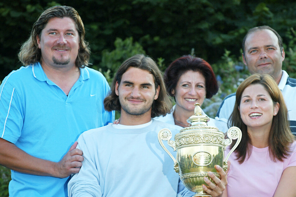 Peter Lundgren (58, l.) mit Tennis-Legende Roger Federer (42, 2.v.l.) nach dessen Triumph in Wimbledon 2003.