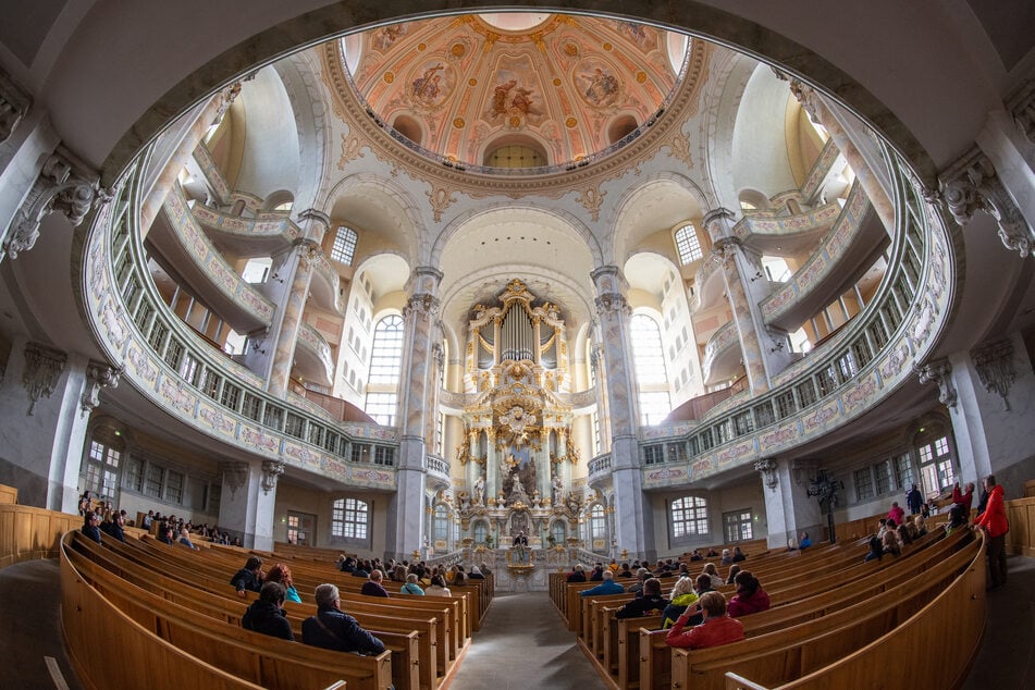 Am Samstagabend lohnt sich ein Gang zur Dresdner Frauenkirche.