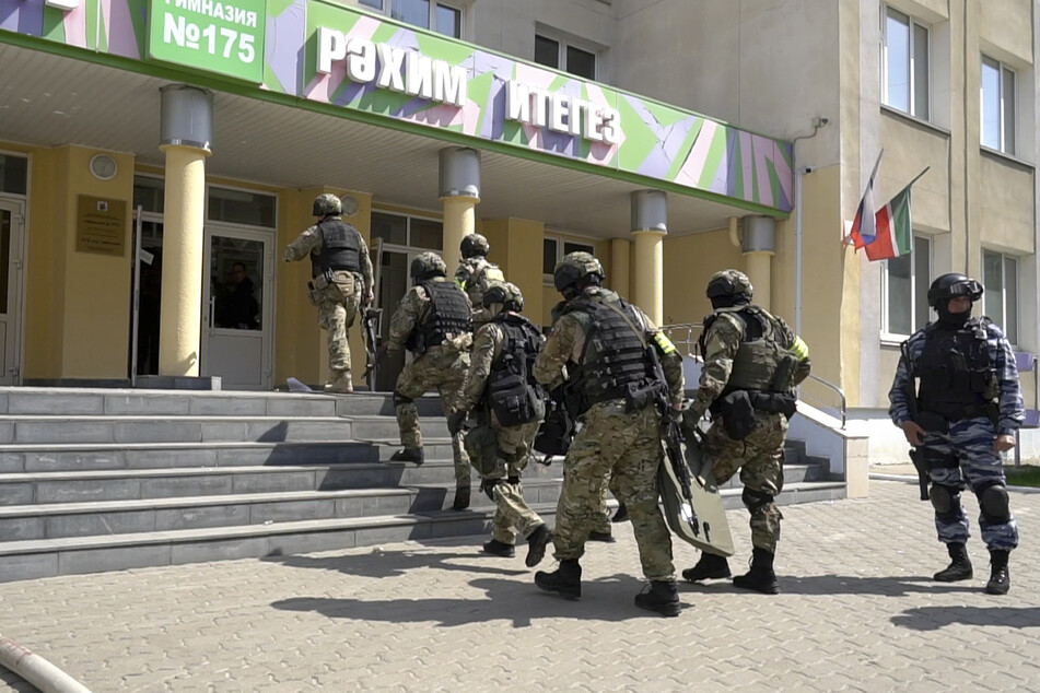 Russische Spezialkräfte vor dem Gymnasium in Kasan.