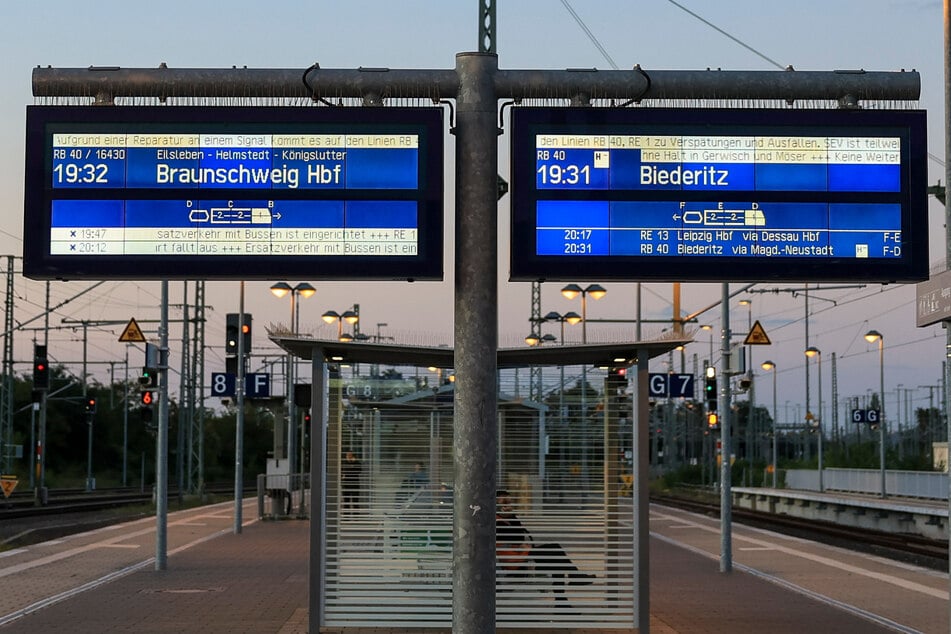 Nach einem Stellwerkbrand ist der Bahnverkehr um Magdeburg weiter eingeschränkt.