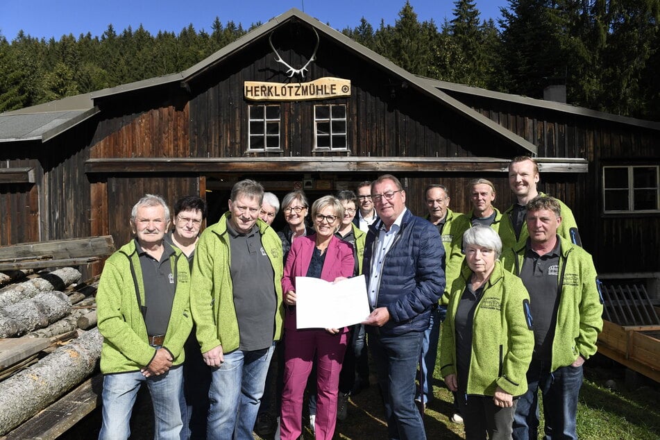 Tourismusministerin Barbara Klepsch (59, M.) überreichte Bürgermeister Andreas Liebscher (4.v.l.) den Fördermittelbescheid in Höhe von 50 .000 Euro.