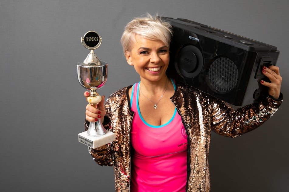 Tanzen ist ihr Leben: Dörte Freitag (51) mit Blaster und Disco-Pokal.