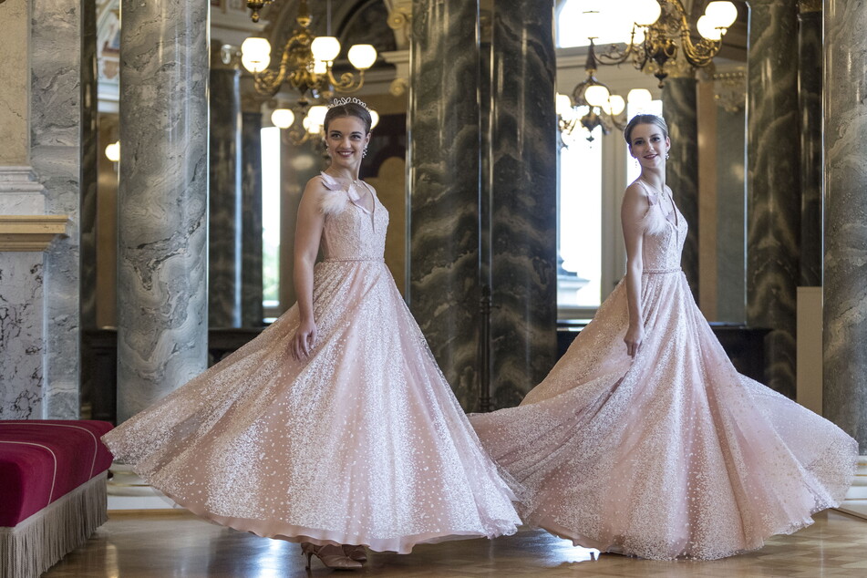 Die Debütantinnen Astrid Haferland (27, l.) und Annalena Köhler (23) drehen sich im Foyer der Semperoper in den neuen Kleidern.