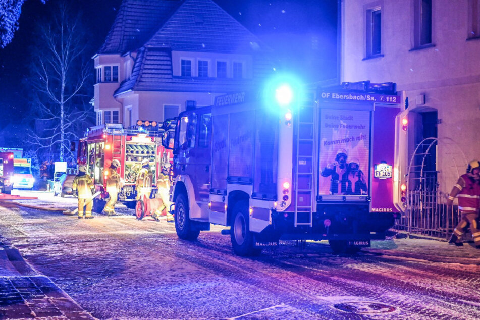 Feuerwehr mit Großeinsatz: Geschäft steht in Flammen, Sachschaden wohl sechsstellig!
