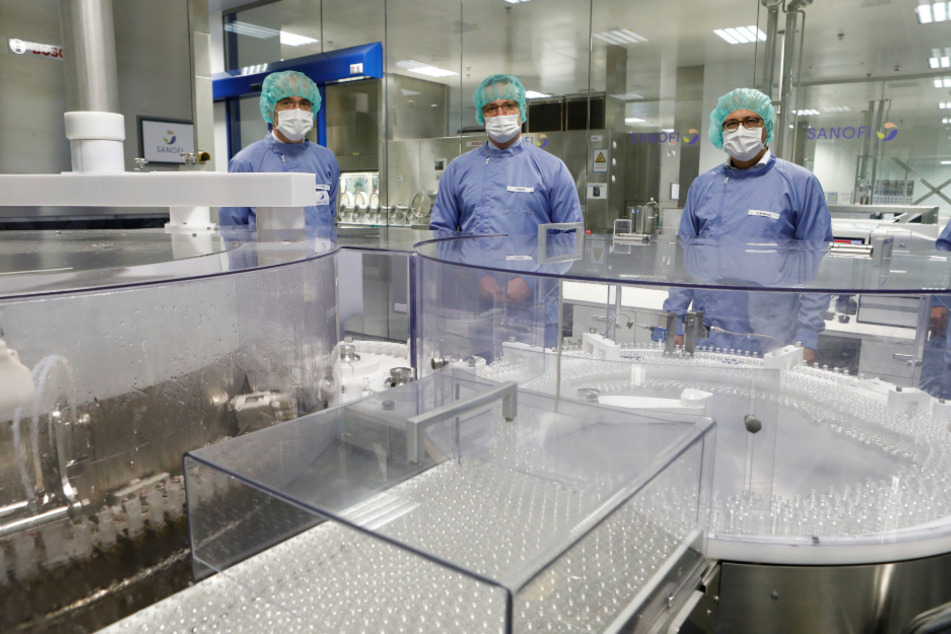 Bundesgesundheitsminister Jens Spahn (M.), der hessische Wirtschaftsminister Tarek Al-Wazir (r.) und Thomas Triomphe (l.), Executive Vice President und Global Head von Sanofi Pasteur, starteten im September in Frankfurt eine Anlage zur sterilen Abfüllung des potenziellen Impfstoffs.