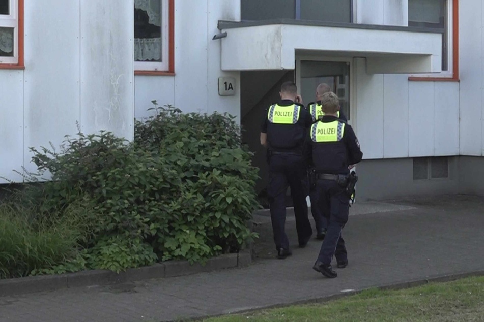 Polizeibeamte betreten nach dem Hunde-Angriff das Wohnhaus.