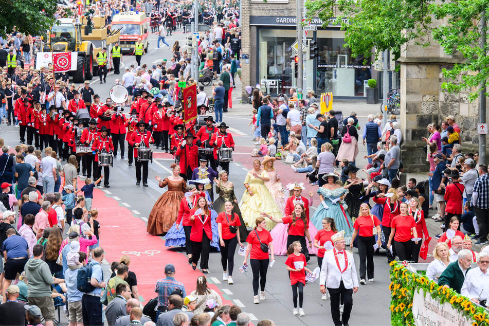 Zehntausende Besucher verfolgen den traditionellen Schützenumzug zum diesjährigen Schützenfest.