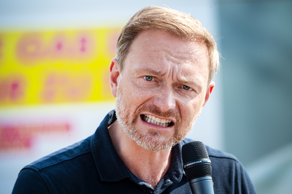 FDP-Chef Christian Lindner (42) fordert, Geimpfte und Genesene von der Pflicht zu befreien, in Geschäften eine Corona-Schutzmaske zu tragen.