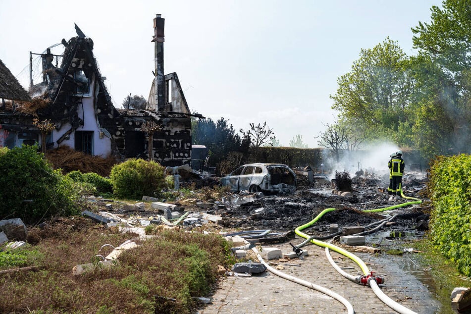 Mehrere Reetdachhäuser sind durch die Explosion in Putgarten in Flammen aufgegangen.