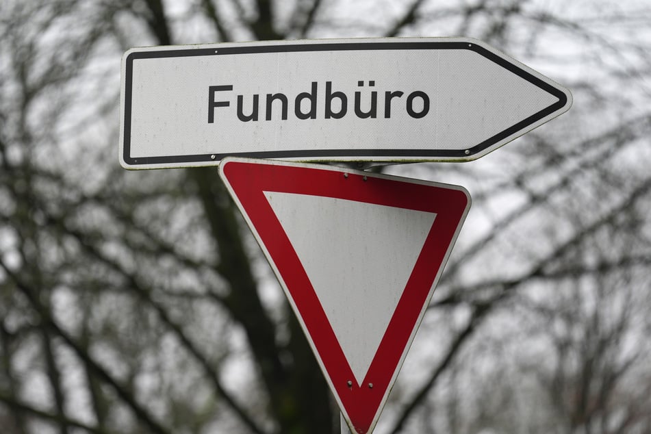 Im Fundbüro nicht abgeholte Gegenstände werden regelmäßig versteigert. (Symbolbild)