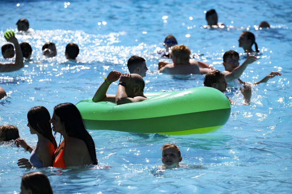 Laut dem Deutschen Wetterdienst sind ab Donnerstag 30 Grad und Freibad-Wetter zu erwarten. (Symbolfoto)
