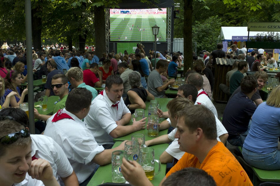 Bisher gibt es in Sachsen-Anhalt nur wenige Gastronomen, die ein Public Viewing zur Fußball-Weltmeisterschaft 2026 planen. (Symbolbild)