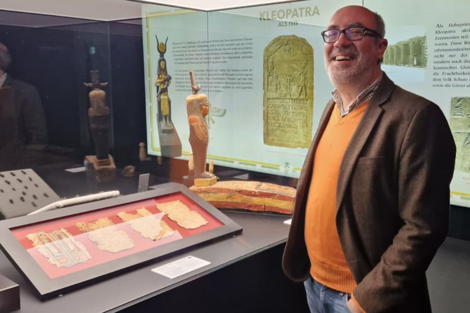 Für Parra sind vor allem die Originalartefakte das Highlight der Ausstellung: "Die Rekonstruktionen sind sehr schön, aber als Historiker fasziniert mich besonders dieser Bereich." Dort wird die Entwicklung der Schrift gezeigt - "von Hieroglyphen über Hieratisch bis hin zum Demotischen".