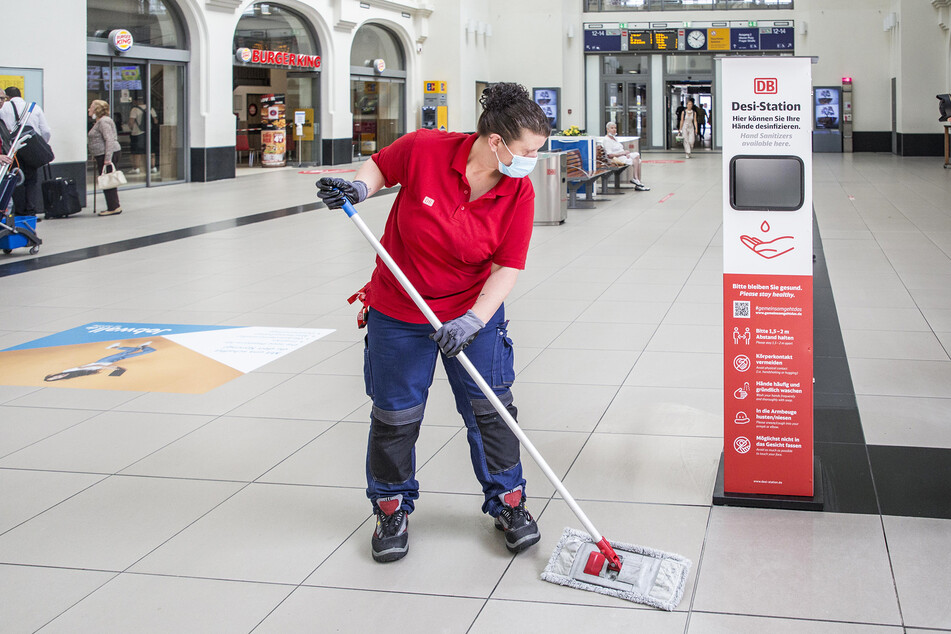 Putzen, putzen, putzen. Im Bahnhof wird Hygiene groß geschrieben.