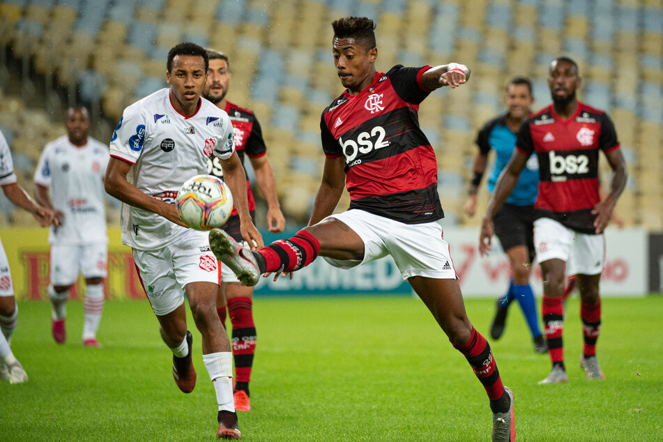 Flamengo (red and black jerseys) will play against Athletico Paranaense in front of fans for the first time since the pandemic began.