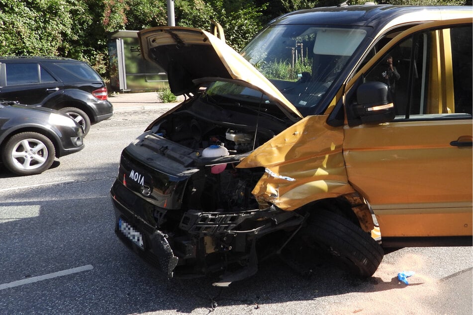 MOIA-Fahrer kracht in Gegenverkehr: Zwei Verletzte