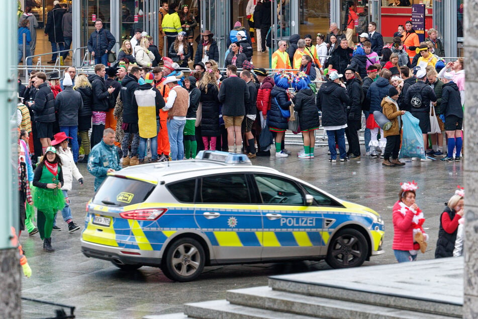 Die Kölner Polizei wird von Weiberfastnacht bis Rosenmontag mit mehr als 1400 Kräften im Einsatz sein.