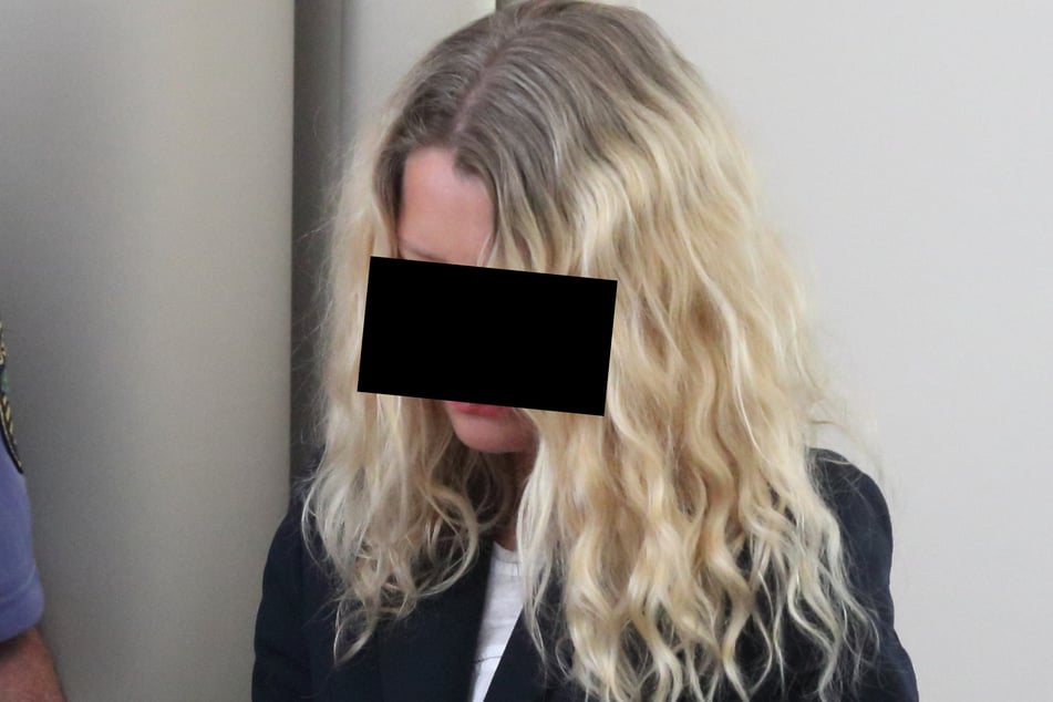 Ramona B. (52) soll ihren Mann ermordet haben. Sie behauptet aber, der mitangeklagte Hausmeister habe ihren Gatten überfahren.