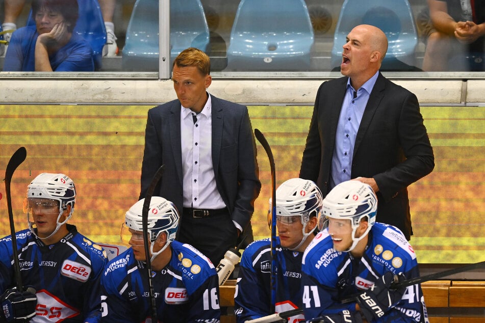 Eislöwen-Coach Corey Neilson (47, hinten rechts) fehlte bei einigen Spielern der Biss.