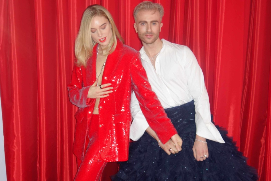Model Kim Hnizdo (27, l.) trug bei "Ein Herz für Kinder" einen roten Anzug und Autor Felix Nieder (30) einen Rock. Die Message dahinter sei gewesen: "Wir können jeweils die typische Kleidung des anderen Geschlechts tragen, ohne dafür diskriminiert zu werden."