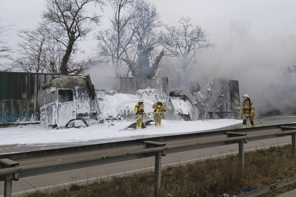 Die Feuerwehr löschte den brennenden Lastwagen auf der A1 bei Bremen.