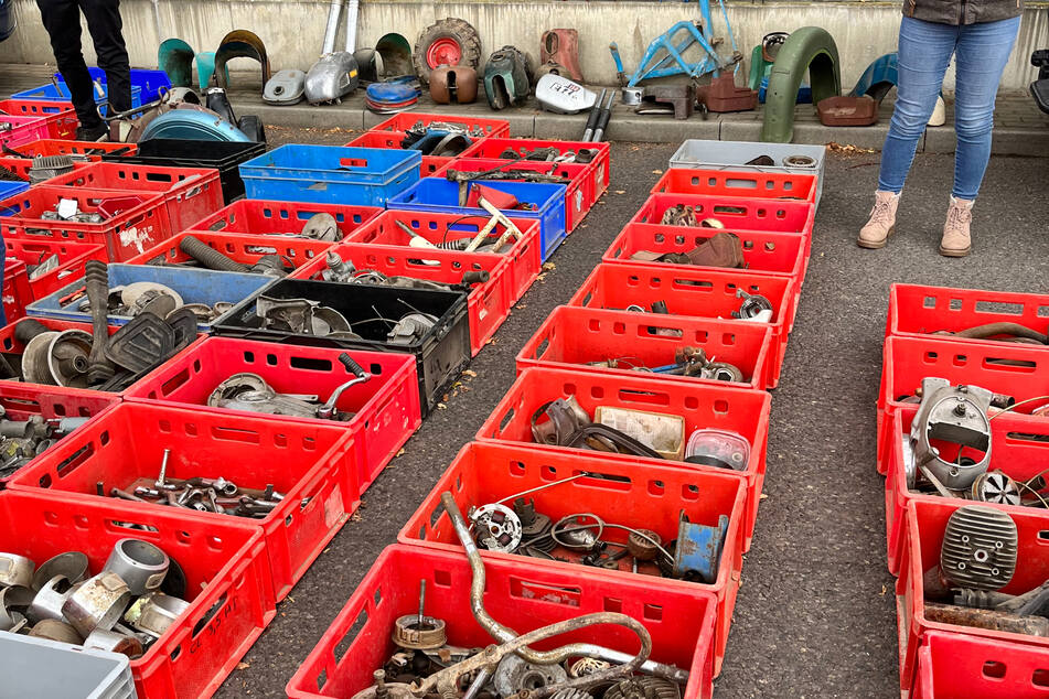Auf dem Teilemarkt werden Raritäten und auch neue Waren angeboten.