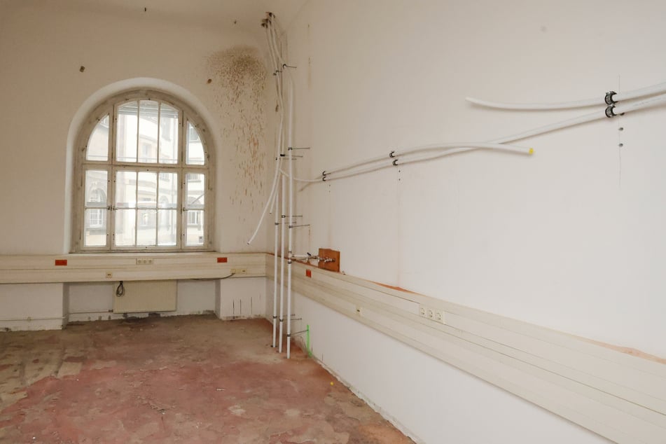 Flecke an den Wänden, Estrich auf dem Boden, verwitterte Fenster: In den leergezogenen Innenräumen muss allerhand gemacht werden.